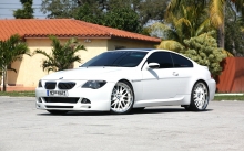 Белый BMW 6 series на белых катках
